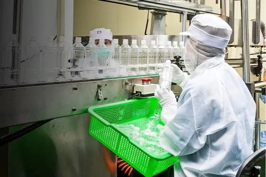 In-house-beverage-packaging-production-line-with-integrated-bottling-process